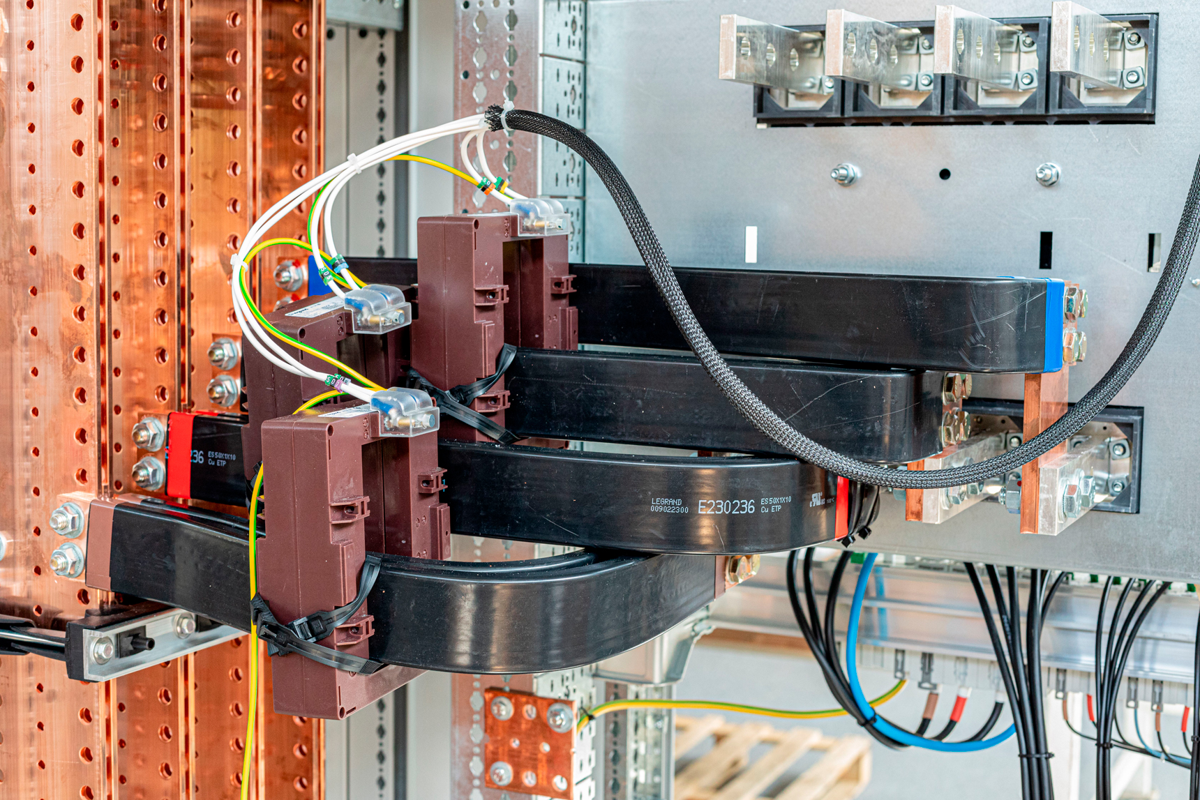 closeup-view-of-a-wring-of-a-tension-converters-2026-01-08-00-27-51-utc