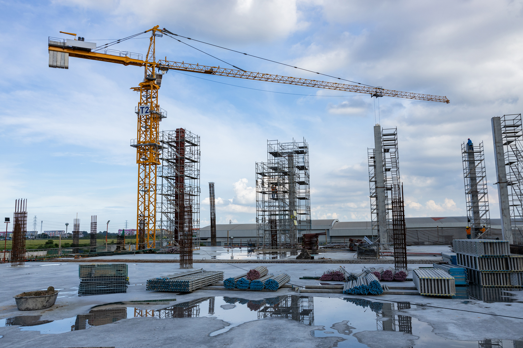 construction-crane-at-an-active-construction-site-2026-09-22-03-16-26-utc