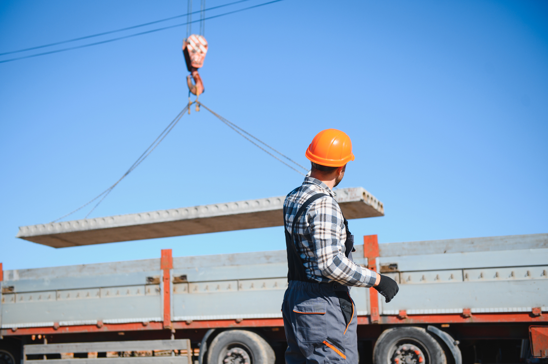 construction-worker-overseeing-crane-lift-on-const-2026-09-23-23-55-33-utc