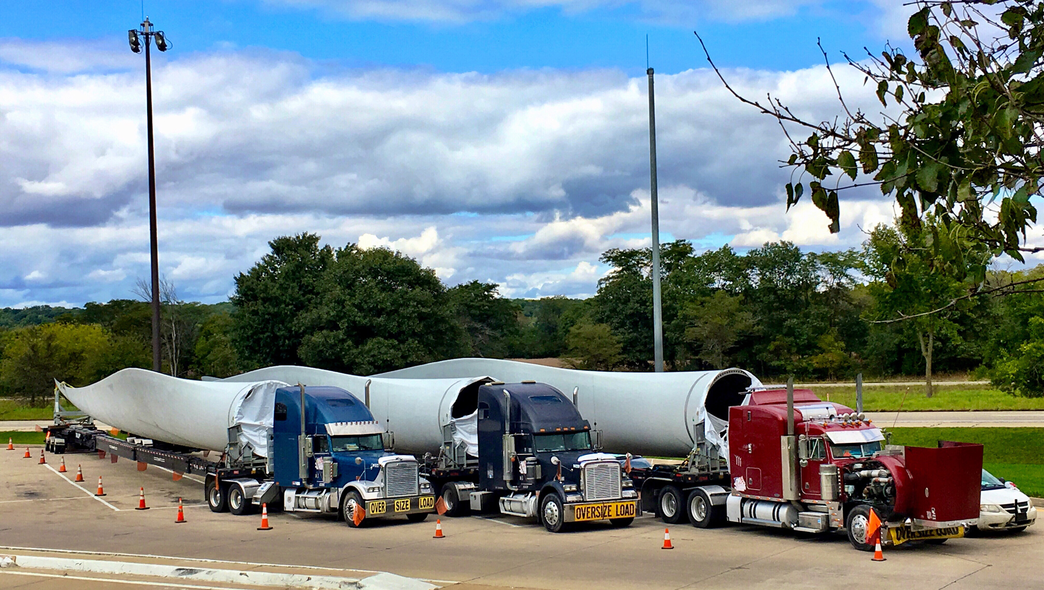 trucks-transporting-wind-turbine-blades-on-a-highw-2026-09-22-23-07-30-utc