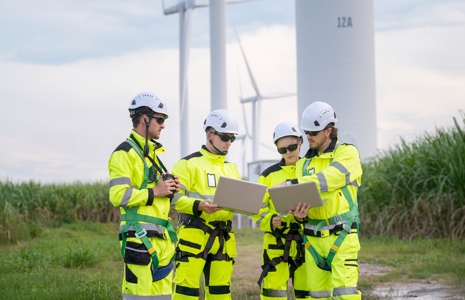 engineers-inspect-wind-turbine-power-generation-us-2026-09-25-00-58-35-utc